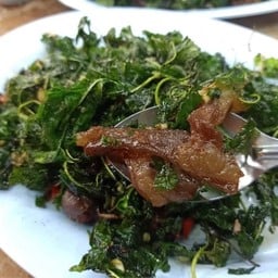 เนื้อแดดเดียวกระเพรากรอบ