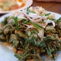 ยำผักบุ้งกรอบ