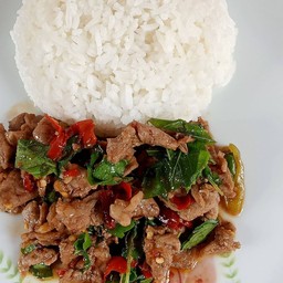 กะเพราเนื้อชิ้น ใบยี่หร่า(ราดข้าว)