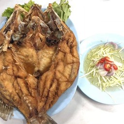 ปลากะพงทอดน้ำปลา (น้ำจิ้มมะม่วง)