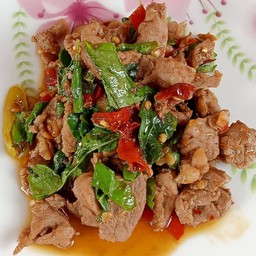 กะเพราเนื้อชิ้น ยี่หร่า (กับข้าว)