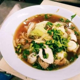 ก๋วยเตี๋ยวลูกชิ้นหมูตุ๋น