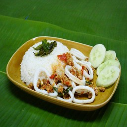 ข้าวกะเพราปลาหมึก