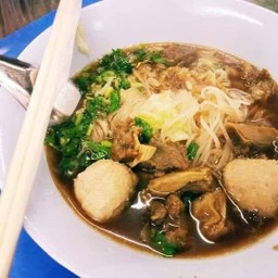 ก๋วยเตี๋ยวลูกชิ้นเนื้อตุ๋น