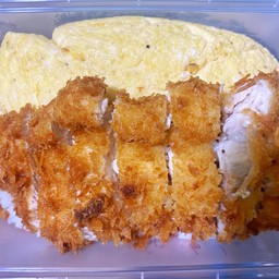 ข้าวไข่ม้วนไก่กรอบซอสพะแนง