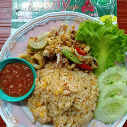 ข้าวผัดราดกระเทียมทะเล