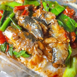 ข้าวราดผัดคะน้าปลากระป๋อง