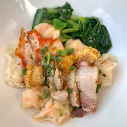 เกี๊ยวน้ำกุ้ง หมูแดงหมูกรอบ