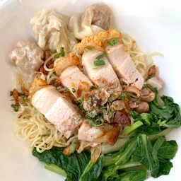 บะหมี่เกี๊ยวหมูกรอบ