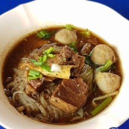 ก๋วยเตี๋ยว ลูกชิ้น หมูตุ๋น น้ำตก ธรรมดา