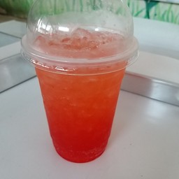 น้ำสตอเบอรี่โซดาเย็น strawberry syrup with soda