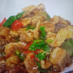 ราดหน้ากระเพราหมูชิ้น