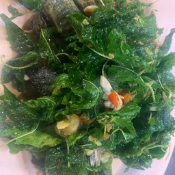 ไข่เยี่ยวม้ากระเพรากรอบ