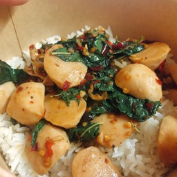 กระเพราลูกชิ้นหมู