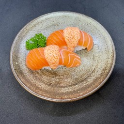 แซลมอนซอสสไปซี่ไข่กุ้ง 1คำ