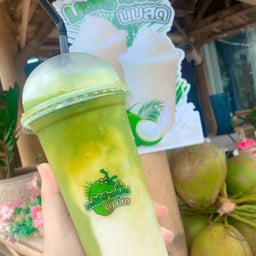 มะพร้าวปั่นนมสดและลูกชิ้น