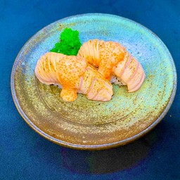 แซลมอนย่างซอสสไปซี่ไข่กุ้ง 1คำ