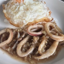 ข้าว ปลาหมึกผัดกระเทียมพริกไทย