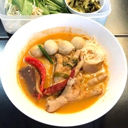 ขนมจีนน้ำยาลูกชิ้นปลา+ตีนไก่