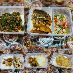 ร้านเจ๊เอี้ยง ข้าวกล่อง กะเพรา ข้าวผัด และอื่นๆ ข้าวกล่อง กะเพรา ข้าวผัด และอื่นๆ