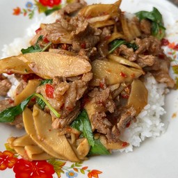 กะเพราหน่อไม้+เนื้อ