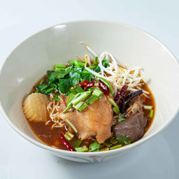 เส้นเล็กต้มแซ่บไก่ตุ๋น
