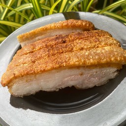 หมูกรอบพร้อมน้ำจิ้มซีฟู้ด200กรัม