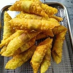 เกี๊ยวใส้กรอกหนังกรอบ