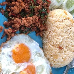 ข้าวเนยกะเทียมกะเพราหมูไข่ดาว