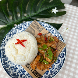 ข้าวยำไก่กรอบแซ่บ