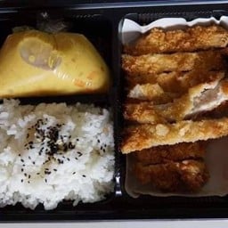 ข้าวแกงกะหรี่หมูทอดทงคัตสึ