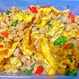 ข้าวกะเพราไข่เจียวเกี้ยวหมูสับ