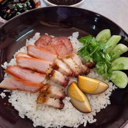 ข้าวหมูแดงทุกอย่าง พิเศษ