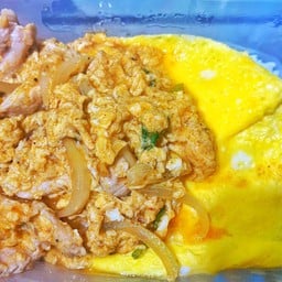 ข้าวหมูผัดผงกะหรี่ไข่ข้น