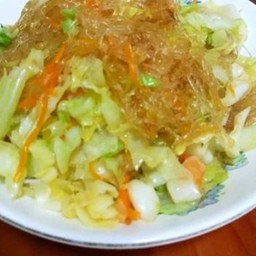 ข้าวราด ผัดกระหล่ำใส่วุ้นเส้นหมูสับ