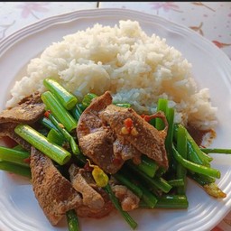ดอกหอมผัดตับหมูราดข้าว