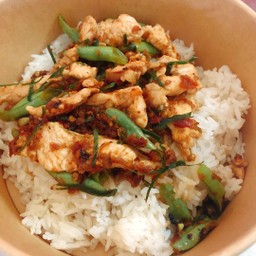 ผัดพริกแกงหมูราดข้าวว