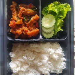 ข้าวกระเพราสามชั้นทอด