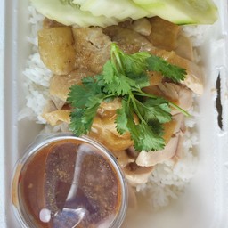 ร้านคุณชายกลาง ข้าวมันไก่-ขาหมู  (หน้าการไฟฟ้า)