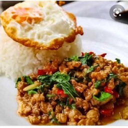 กระเพราไก่สับราดข้าว+ไข่ดาว