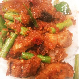 ผัดพริกแกงกลางหมูกรอบ