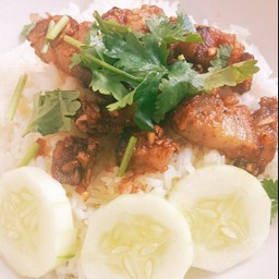 ข้าวหมูกรอบทอดกระเทียม