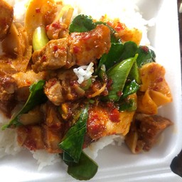 พริกแกงหูมกรอบ  ฟรีไข่ดาวคู่กับโค้ก