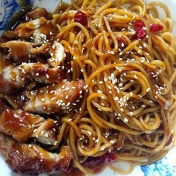 มาม่าผัดไข่ หมูสไลด์ย่าง