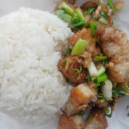 ข้าวหมูกรอบผัดเกลือ