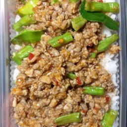 ผัดพริกแกงหมูสับราดข้าว