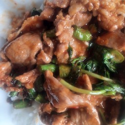 พริกแกง  หมูชิ้น  ราดข้าว