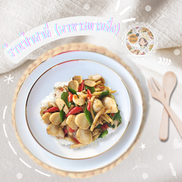 ข้าวราดผัดกะเพราลูกชิ้นหมูใส่หน่อไม้เหลือง