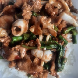 พริกแกง  หมูชิ้น  ปลาหมึก  ราดข้าว