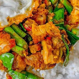 ข้าวผัดพริกแกง